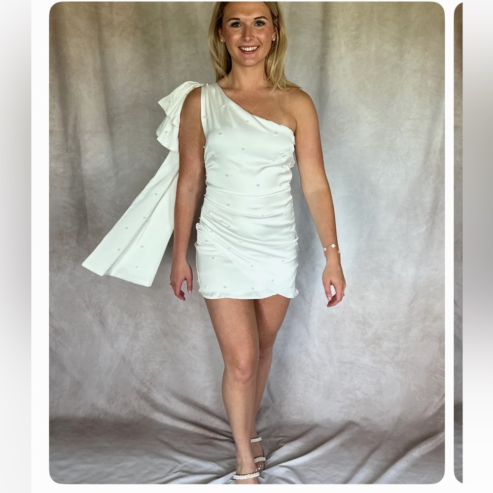 One-Shoulder White Mini Dress with Statement Bow